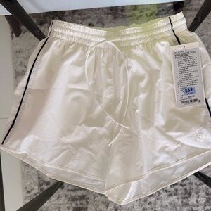 New with tags Lululemon Athletica White Athletic Shorts Court Rival HR shirt